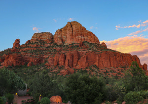 Скалистые нагромождения вдали.